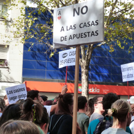 06/10/2019 - Pancartas de "Stop casas de apuestas" en frente de uno de estos locales durante la manifestación en Bravo Murillo. / MARÍA DUARTE