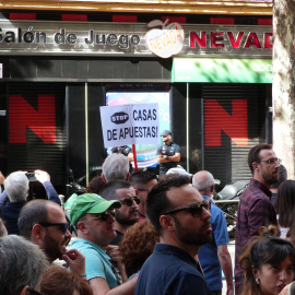 06/10/2019 - Cartel de "Stop las casas de apuestas" durante la manifestación en Bravo Murillo, frente a uno de estos locales situado en el recorrido. / MARÍA DUARTE.