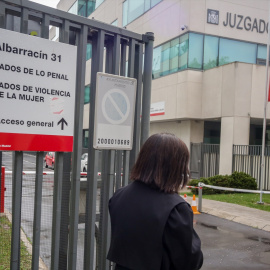 Una abogada vestida con toga y mascarilla entra a los Juzgados de lo Penal, Juzgados de Violencia sobre la mujer situados en la C/Albarracín, 31 de Madrid (España), durante la semana siete del estado de alarma, cuando la violencia doméstica