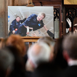 Una foto de Hawking ha presidido el funeral por el científico inglés./ EFE