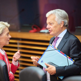 El comisario europeo de Justicia, Didier Reynders, conversa con la presidenta de la Comisión Europea,  Ursula Von der Leyen, antes de una reunión del Ejecutivo de la UE, en Bruselas, el pasado mes de septiembre. E.P./Dati Bendo/European Com