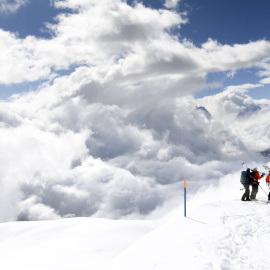 Equipos de rescate, este domingo tras la avalancha en los Alpes suizos./ EFE