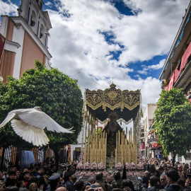 El paso de la Hermandad del Cerro a su salida de la Parroquia, este martes en Sevilla. RAÚL CARO / EFE