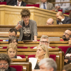 La diputada de la CUP, Mireia Vehí, durante la sesión de control que se celebra en el Parlament de Cataluña . EFE/Marta Pérez