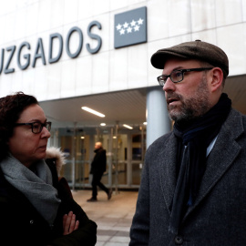 El alcalde de Santiago de Compostela, Martiño Noriega, en la entrada del Juzgado de Primera Instancia número 41 de Madrid donde se celebra la vista de la demanda del ayuntamiento de Santiago contra la familia del dictador Francisco Franco, 