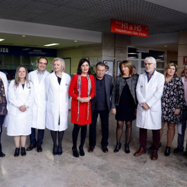 La consellera de Sanidad, Carmen Montón (5i), posa con el nuevo equipo directivo del Hospital de La Ribera. EFE/Kai Försterling