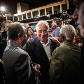 El primer ministro portugués y secretario general del Partido Socialista (PS) Antonio Costa (C) llega a un hotel en Lisboa, donde seguirá los resultados de las elecciones en Lisboa