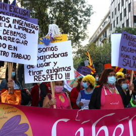 Diverses treballadores de la llar i les cures es manifesten davant la Delegació del Govern a Barcelona, en una imatge d'arxiu