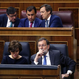 Saénz de Santamaría y Rajoy, durante el pleno. EFE/Javier Lizón