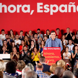 El secretario general del PSOE y presidente del Gobierno en funciones, Pedro Sánchez, participa en un acto de precampaña junto con el presidente del Principado, Adrián Barbón (i) en Oviedo. /EFE