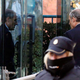 Francisco Camps entra en la sede de la Audiencia Nacional en Madrid. (ZIPI | EFE)