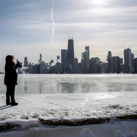 Una mujer fotografía el lago Michigan (Chicago) congelado por las temperaturas polares que experimentan amplias zonas del norte de Estados Unidos. / EFE - KAMIL KRZACZYNSKI