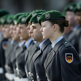 Una militar de la Guardia de Honor alemana. REUTERS