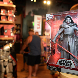 La figura de Kylo Ren, el nuevo 'malo' de la última película de la saga 'Star Wars', ya a la venta en una tienda Disney, en Santa Monica, California (EEUU). EFE/EPA/MIKE NELSON