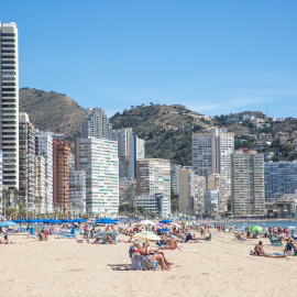 Numerosas personas toman el sol en una playa de Benidorm (Alacant), a 11 de marzo de 2023.