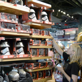 Una mujer en una tienda Disney en Santa Mónica California (EEUU), donde ya están a la venta los objetos de merchandise de Star Wars. EFE/EPA/MIKE NELSON