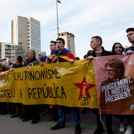 Varias personas sostienen una pancarta durante la concentración que miembros de los Comités de Defensa de la República (CDR) llevan a cabo en los exteriores de la Estación de Sants de Barcelona, donde se ha desplegado un dispositivo de los 