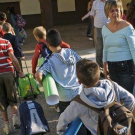 Un grupo de alumnos entra en su colegio./ EFE