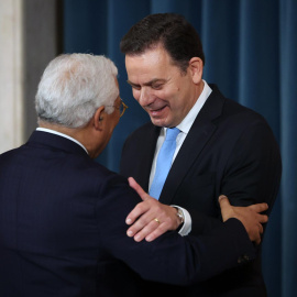 Luís Montenegro junto al socialista António Costa, durante la toma de posesión del nuevo primer ministro, este martes en el Palacio Nacional de Ajuda (Lisboa)