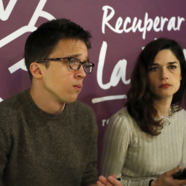 El secretario de Política de Podemos, Íñigo Errejón, acompañado por la diputada Clara Serra. /EFE