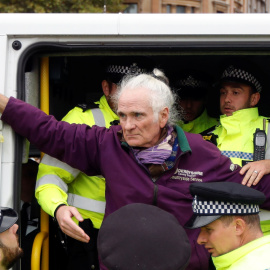 07/10/2019 - Una manifestante es detenida durante la protesta por el clima en Trafalgar Square, Londres. REUTERS / Peter Nicholls