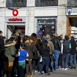 Colas en la Puerta del Sol de Madrid el día de antes del sorteo de Navidad. EFE/Archivo