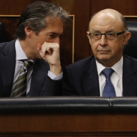 Los ministros de Fomento, Íñigo de la Serna, y de Hacienda, Cristóbal Montoro, en el Congreso de los Diputados. EFE