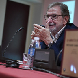 El miembro de la Real Academia Española y Presidente de honor del diario EL PAÍS, Juan Luis Cebrián, interviene durante presentación del libro 'La amnistía en España.