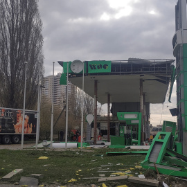 Estación de combustible dañada durante los ataques con misiles y drones rusos en Kharkiv