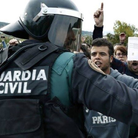 Un guardia civil durante la jornada del 1-O de 2017. (ARCHIVO | EFE)