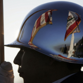 Las banderas de EEUU y del estado de California se reflejan en el casco de un estudiante de secundaria de Hollywood durante la ceremonia de apertura del Observatorio Griffith, el 2 de noviembre de 2006 en Los Ángeles.