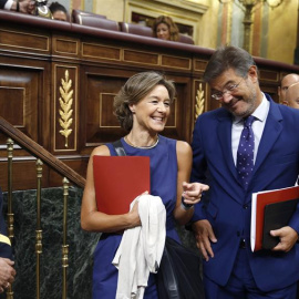 Los ministros en funciones, de Agricultura, Isabel García Tejerina (i), y de Justicia, Rafael Catalá (d), a su llegada a la segunda sesión del debate de investidura del líder del PP, Mariano Rajoy, esta mañana en el Congreso de los Diputado