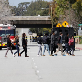 Trabajadores salen de la sede de YouTube en San Bruno, California, tras el tiroteo. EFE/John G. Mabanglo