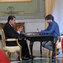 Jordi Évole, sentado con el presidente venezolano, Nicolás Maduro, durante la entrevista en exclusiva.-PRODUCCIONES DEL BARRIO.tv)