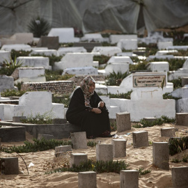 10/4/24 Una mujer palestina desplazada visita la tumba de un ser querido el primer día de Eid al-Fitr en el campamento de Rafah, en el sur de la Franja de Gaza este miércoles. Los musulmanes de todo el mundo celebran Eid al-Fitr, una fiesta