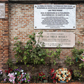 Placa en recuerdo de las Trece Rosas en el lugar donde fueron fusiladas en el cementerio de Madrid. / EFE