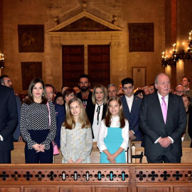 Los reyes Felipe y Letizia, sus hijas, la princesa Leonor y la infanta Sofía, y los reyes don Juan Carlos (i), y doña Sofía asisten a la misa de Domingo de Resurrección en la Catedral de Mallorca. /EFE