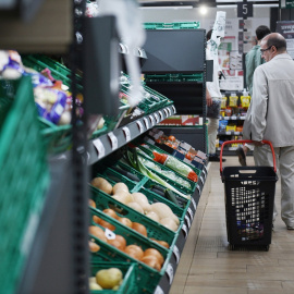 Una persona hace la compra en Madrid, a 3 de octubre de 2024.