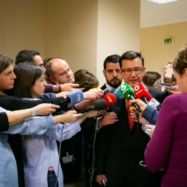 El ministro de Economía, Román Escolano, contesta a los medios tras su comparecencia en el Congreso de los Diputados.