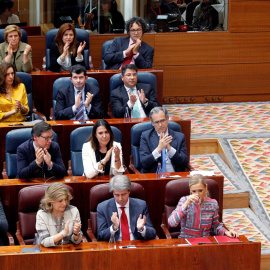 Los diputados del PP en la Asamblea de Madrid aplauden a la presidenta madrileña, Cristina Cifuentes, tras su intervenciñon en el pleno sobre las supuestas irregularidades de su máster. EFE/ Víctor Lerena