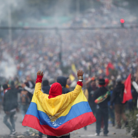 Un manifestante sostiene una bandera ecuatoriana durante una protesta contra las medidas de austeridad del presidente de Ecuador, Lenin Moreno, en Quito, Ecuador, 8 de octubre de 2019. REUTERS / Ivan Alvarado