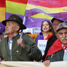 Dos hombres durante las manifestaciones por el aniversario de la proclamación de la Segunda República en Madrid, a 14 de abril de 2023.