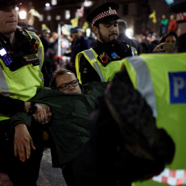 Un manifestante es detenido durante una manifestación de en Whitehall en Londres, Gran Bretaña, el 8 de octubre de 2019. REUTERS / Henry Nicholls