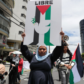 Personas se congregan en una manifestación para conmemorar los seis meses del inicio de la guerra en Gaza en Quito (Ecuador).