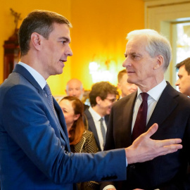 Pedro Sánchez departe con el primer ministro noruego, Jonas Gahr Stoere, tras una reunión bilateral en Oslo, a 12 de abril de 2024.