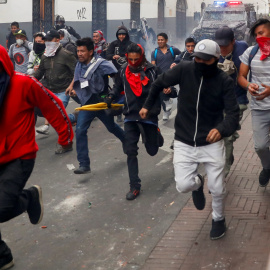 08/10/2019 - Manifestantes corriendo durante las protestas en Ecuador por las medidas de austeridad tomadas por el presidente Lenín Moreno, en Quito. / REUTERS (Carlos García)