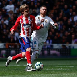 Griezmann y Sergio Ramos pugnan por el balón durante el encuentro. EUROPA PRESS.