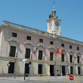 Fachada principal del Ayuntamiento de Alcalá de Henares (Madrid).