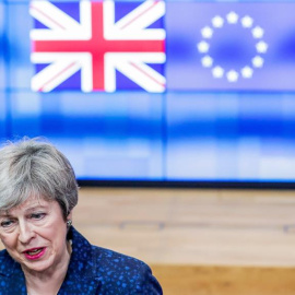 07/02/2019.- La primera ministra británica, Theresa May, conversa con los medios a su salida de una reunión que celebró este jueves con el presidente del Consejo Europeo, Donald Tusk, en Bruselas, Bélgica. EFE/ Stephanie Lecocq