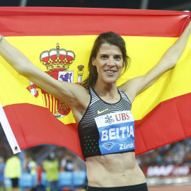 Ruth Beitia sostiene la bandera de España anoche en el estadio de Zúrich. /REUTERS